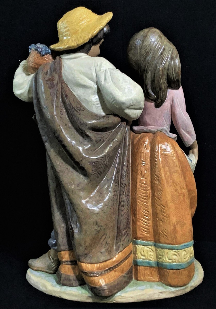 LLADRO FIGURINE FIRST CRUSH #2359 GRES FINISH W/ORIGINAL BOX MINT