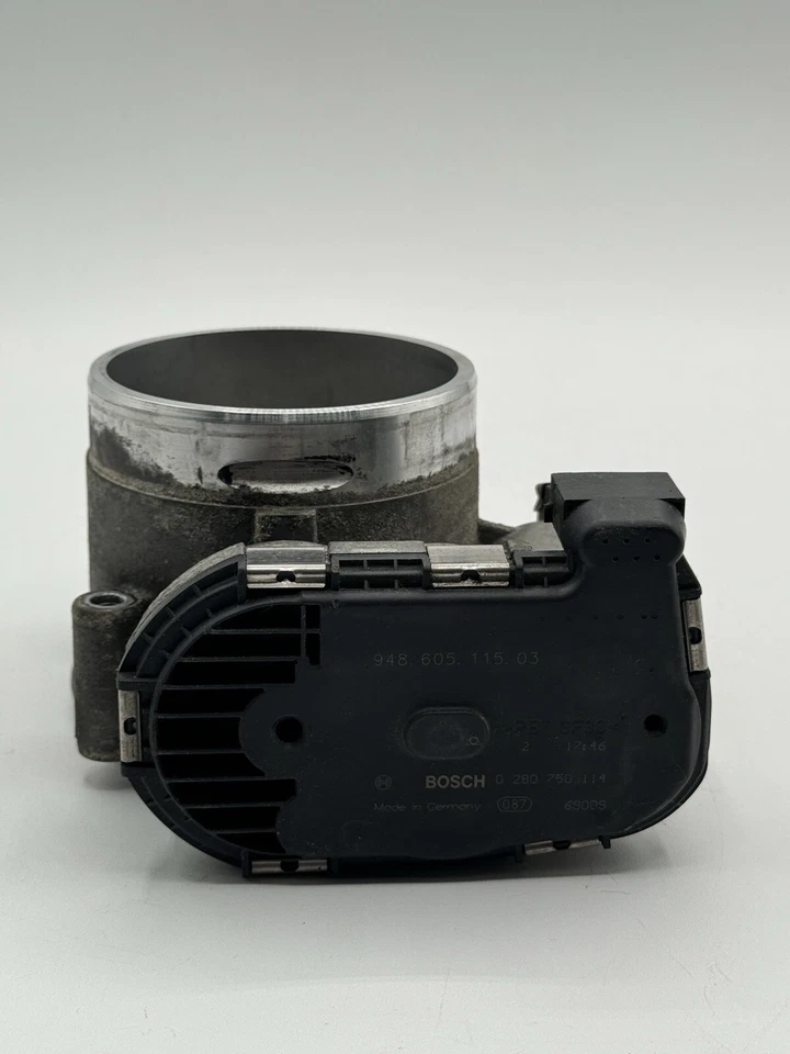 Porsche Cayenne S 2004 4,5 L motor V8 carrocería del acelerador probado  Foto 2 de 4