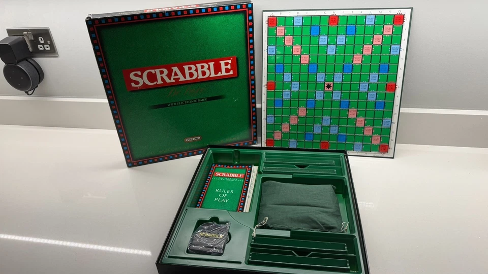 Rare vintage Scrabble Deluxe With Turntable And Electronic Timer 1988 complete - Image 4 of 4