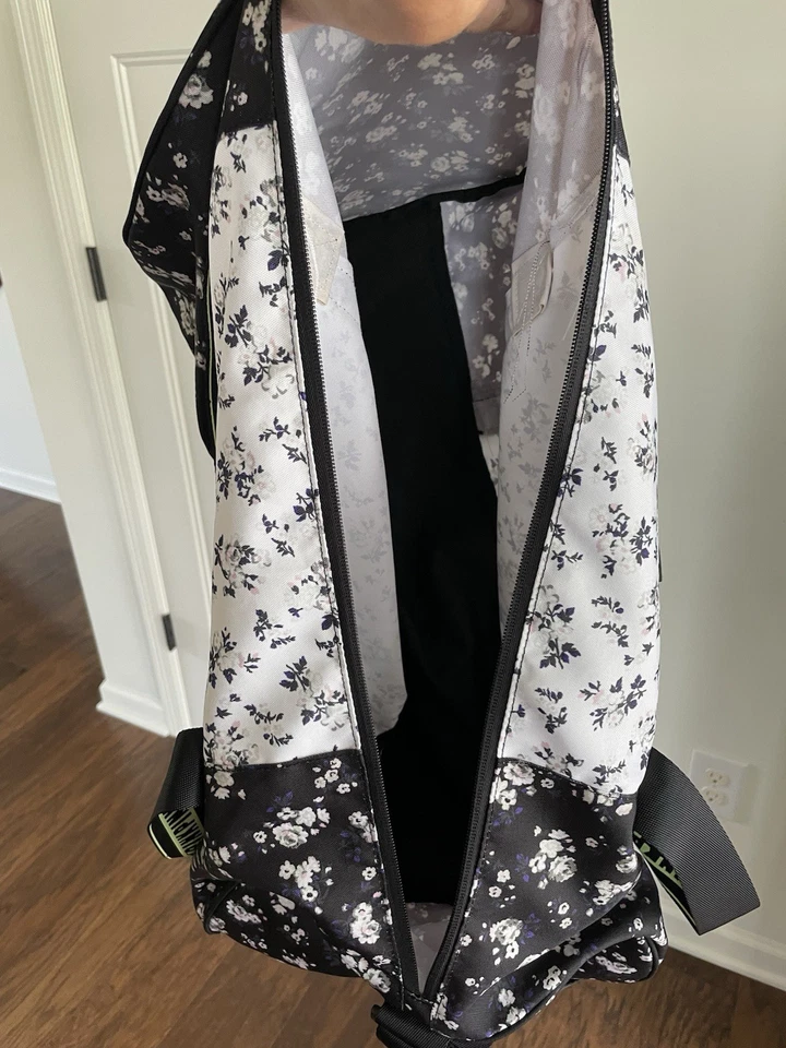 Bolso de Mano Victoria's Secret Negro Floral Fin de Semana Foto 4 de 4