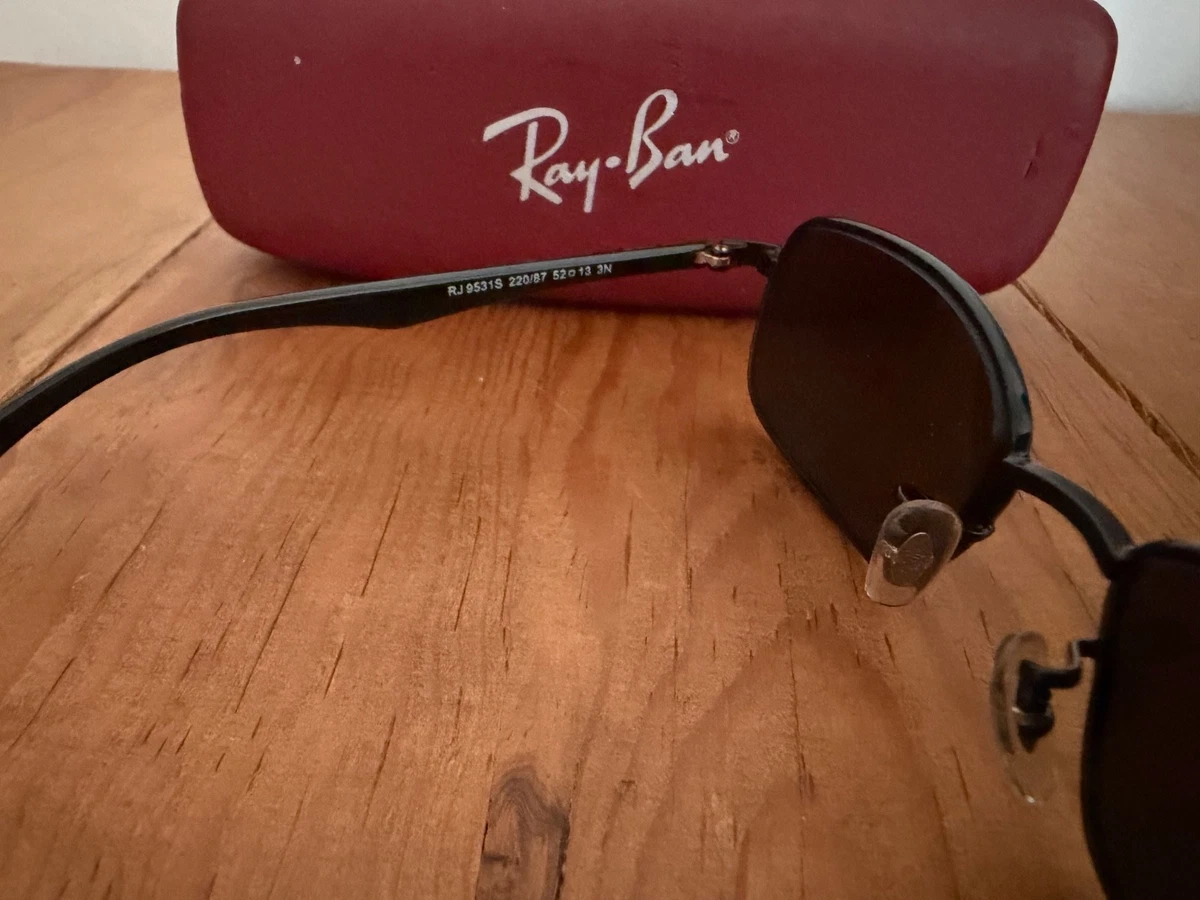 Ray-Ban Junior RJ9531S Kinder Jugend Sonnenbrille rechteckig schwarz mit Etui