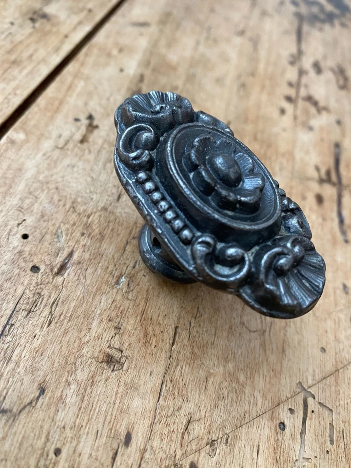 Ancienne poignée de crémone de fenetre en  fonte, chateau - Photo 2/3