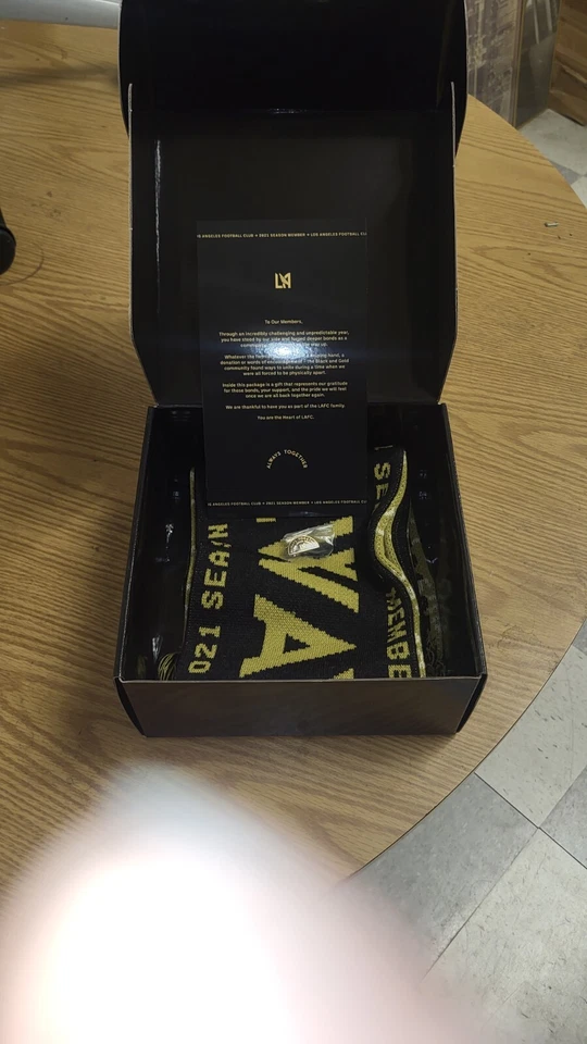 Juego de bufanda y prendedores oficiales para miembros de LAFC (Los Angeles Football Club). Foto 3 de 4