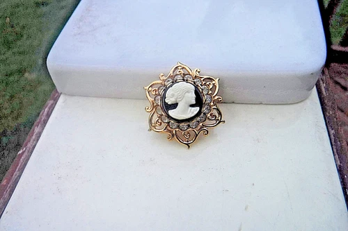 VINTAGE COSTUME JEWELRY FLOWER LIKE BROOCH PIN W/ 15 FAUX DIAMONDS, MINI CAMEO!