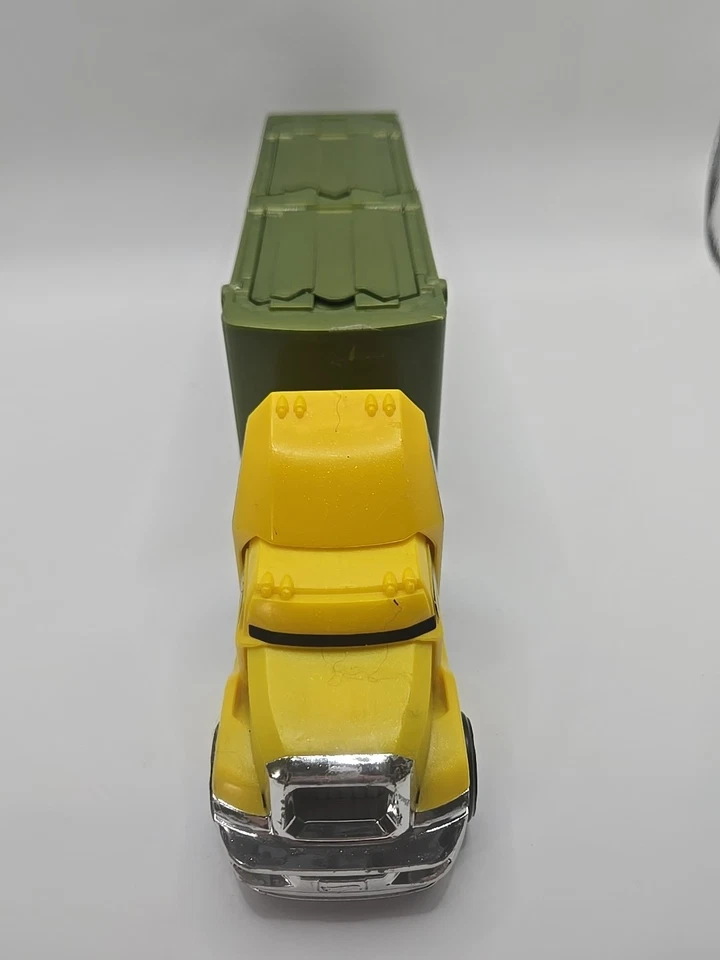 Veículo Hot Wheels HWR Racing 11" transporte semi caminhão Mattel 2011 verde oliva - Imagem 2 de 4