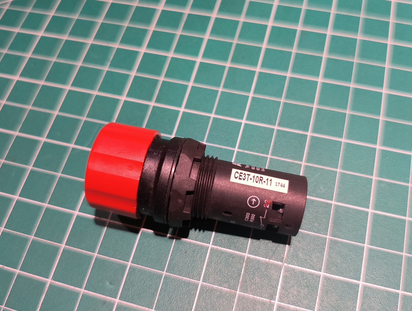 ABB CE3T-10R-11 Compact E-Stop, Twist To Reset, 22mm Cutout Mushroom Head,