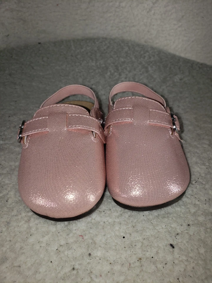 Zueco de bebé Old Navy 12-18M rosa metálico envolvente al tobillo zapatos cómodos planos Foto 2 de 4