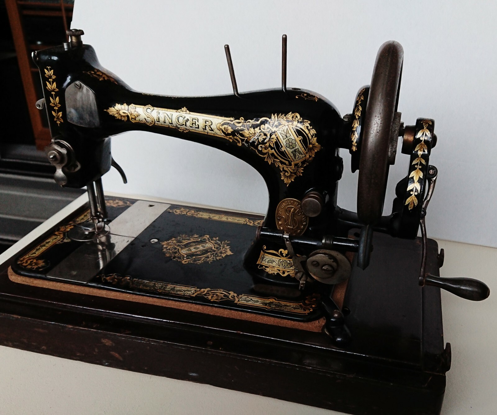 Stunning Antique Hand Crank Singer Sewing Machine With Case eBay