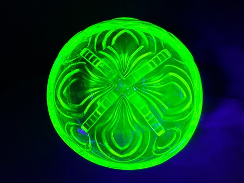 Uranium Glass Sowerby 4 Footed Vase w/out frog Lime Green England Glows Vintage - Picture 17 of 20