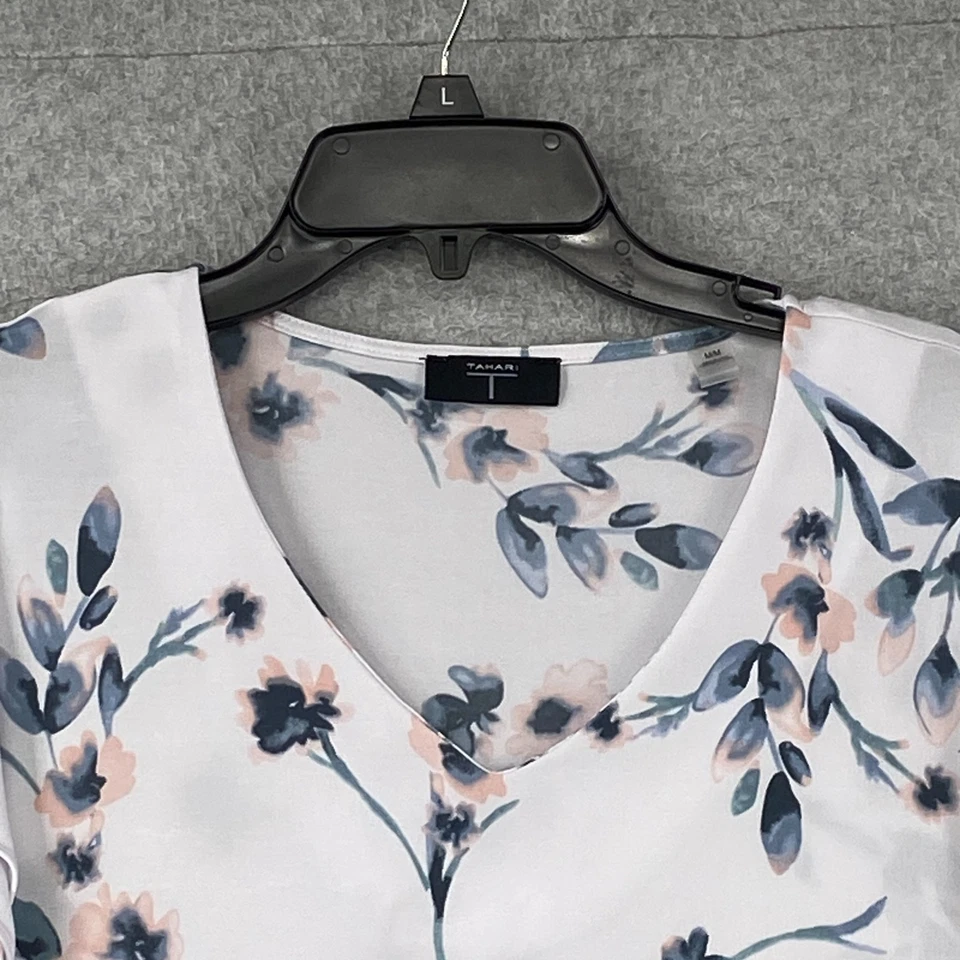 Blusa Tahari Top Mujer M Blanca Azul Floral Flutter Manga Corta Cuello en V Tejida Foto 2 de 4