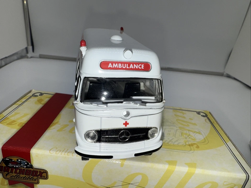 MATCHBOX YYM38062 1959 MERCEDES BENZ AMBULANCE NO COA NIB 1/64 LQQK - Image 4 of 4