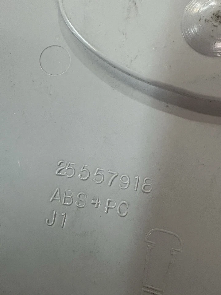 25557918 1995-1997 Buick Riviera OEM tapa central plástico plateado (1) Foto 3 de 3