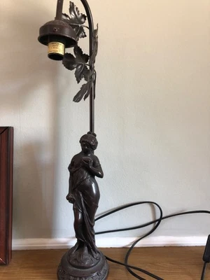 Lámpara de mesa vintage de bronce para dama estilo Art Nouvea vintage - Imagen 1 de 4