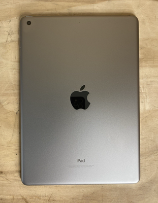 Apple iPad (6th Generation) A1893 32 GB, Wi-Fi, 9.7 in - Space