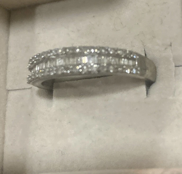 Lujoso anillo de serenidad de diamantes cultivados en laboratorio SI 1,00 quilates en rodio sobre plata 925 Foto 2 de 4