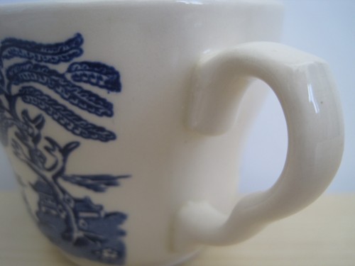 2 x Vintage English Ironstone Tableware (E.I.T. Ltd) Blue Willow Cups & Saucers - Picture 9 of 9