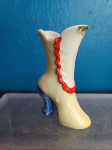 Estatuilla vintage de botas de tacón alto de cerámica/porcelana de 3" (Hecha en Japón) - Imagen 1 de 6