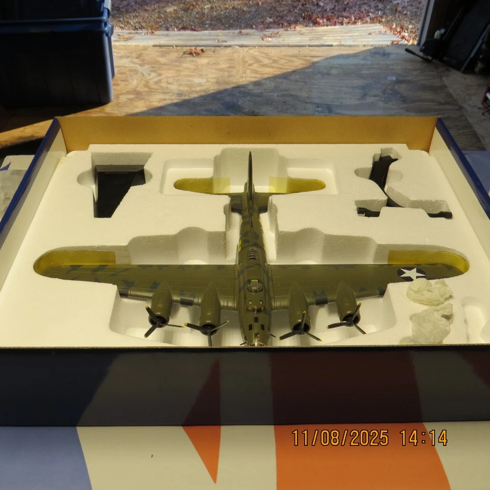 Corgi B-17F Memphis Belle 1:72 fundido a presión nuevo en caja AA33301 Foto 4 de 4