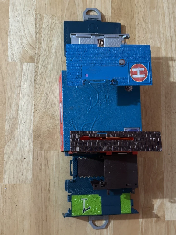 Mattel Matchbox 2008 Pop Up Fold-n-Go Estación de Bomberos Garaje Juego Foto 3 de 4