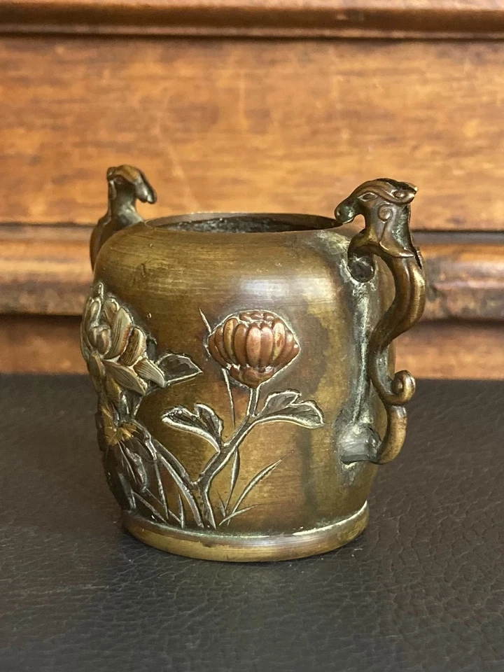 Ancien Petit Vase en Bronze Japon Meiji Fleurs Oiseau Relief 19ème - Photo 2/4