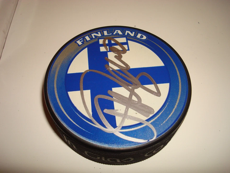 Disco de hockey firmado por Teemu Selanne equipo Finlandia certificado de autenticidad PSA/DNA autografiado a Foto 3 de 3