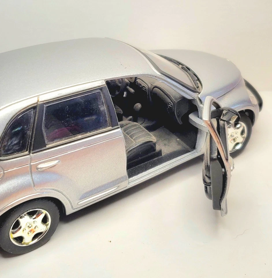 VTG 2001 SAICO Chrysler PT CRUISERS 1/24 Scale Silver Opening Doors No. 73253 - Image 4 of 4