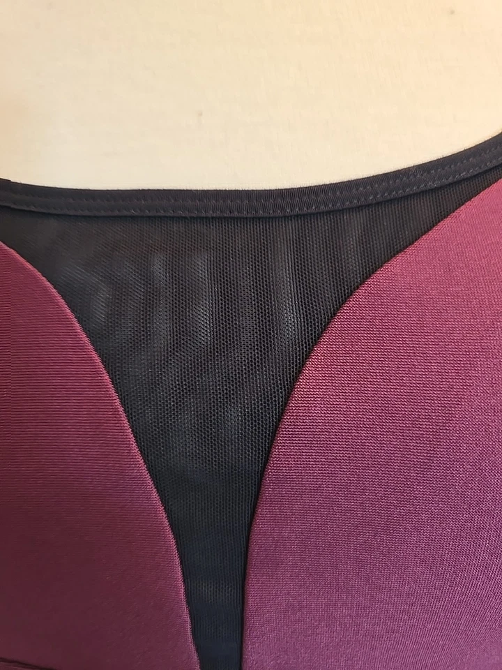 Sujetador deportivo Under Armour Borgoña con inserción de malla soporte medio entrenamiento fitness Foto 2 de 4