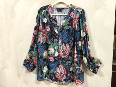 Tahari Woman Size 2X / TTG Blouse Top Pullover Island Floral Sleeves Navy Rose