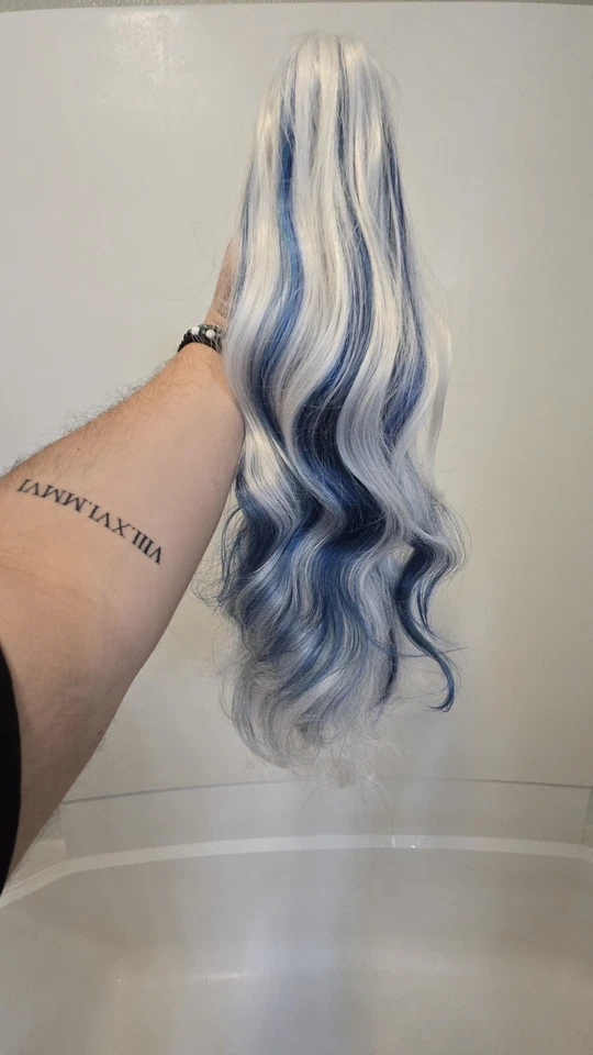 Peluca azul blanca con coletas Foto 2 de 3