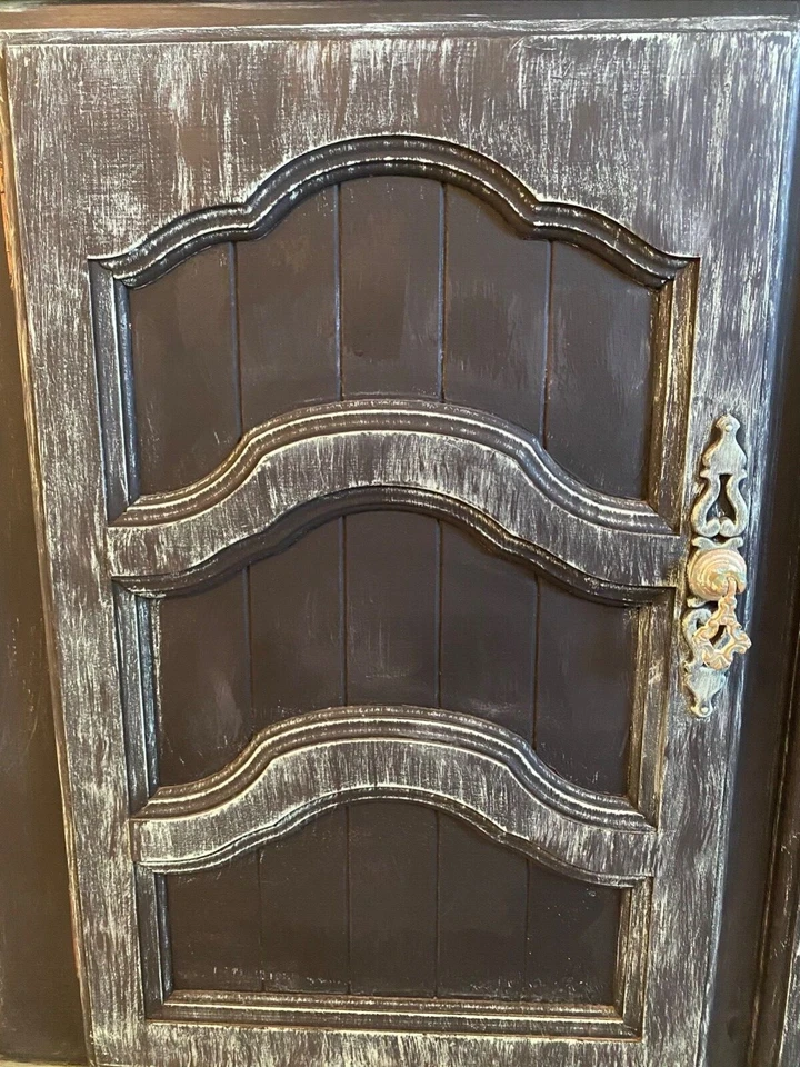 Mueble bar madera maciza rediseñado, negro con detalles turquesa. Herrajes de latón Foto 4 de 4