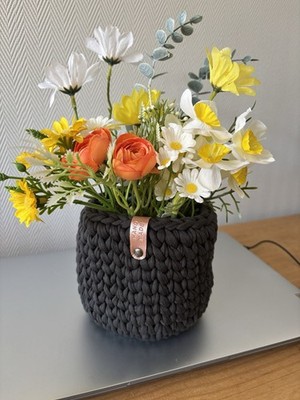 Handgefertigter gehäkelter Blumenkorb mit künstlichen Gänseblümchen & Ranunkeln Boho Wohndeko