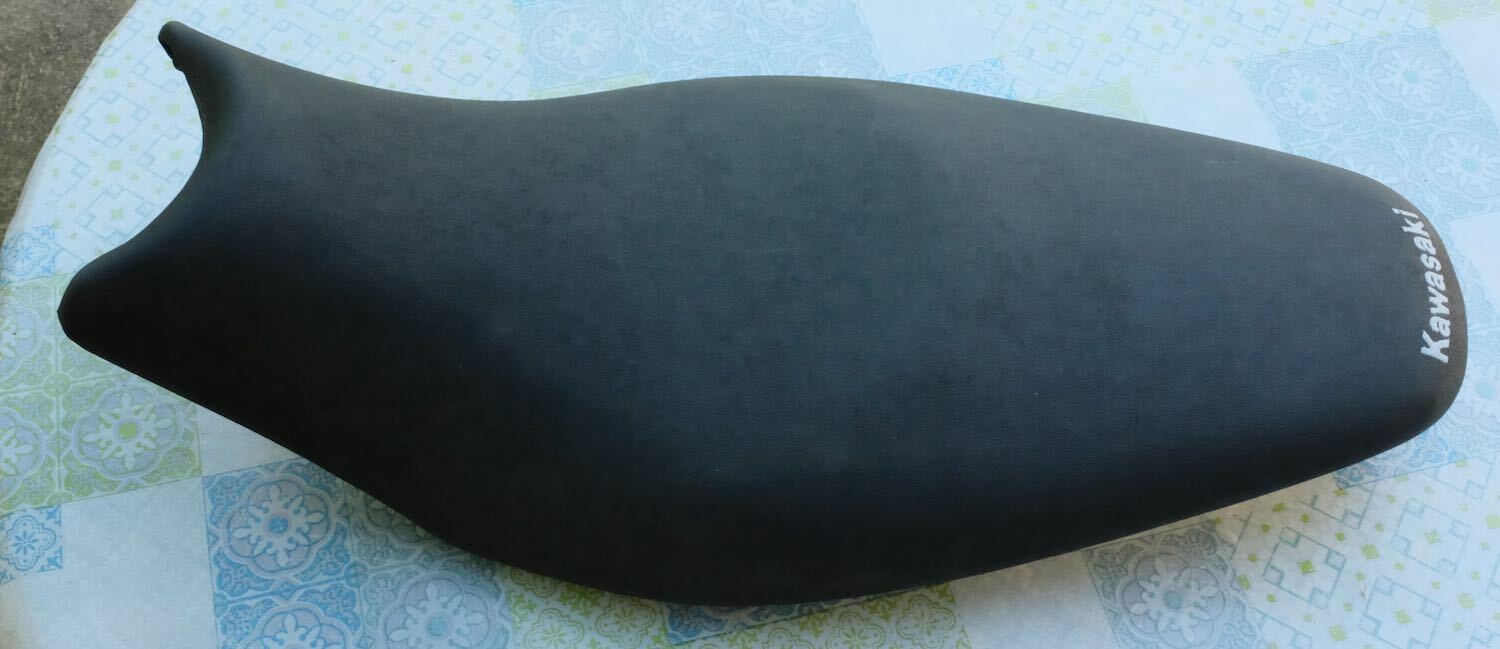 Selle de moto neuve Kawasaki pièce détachée d'assise noire avec défaut