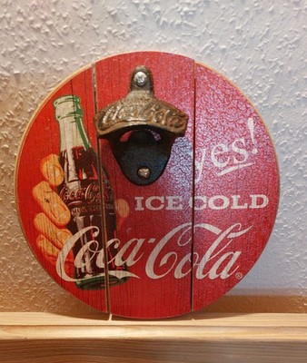 Coca-Cola Yes ! Ice Cold Holzschild mit Vintage Flaschenöffner 20 cm Durchmesser