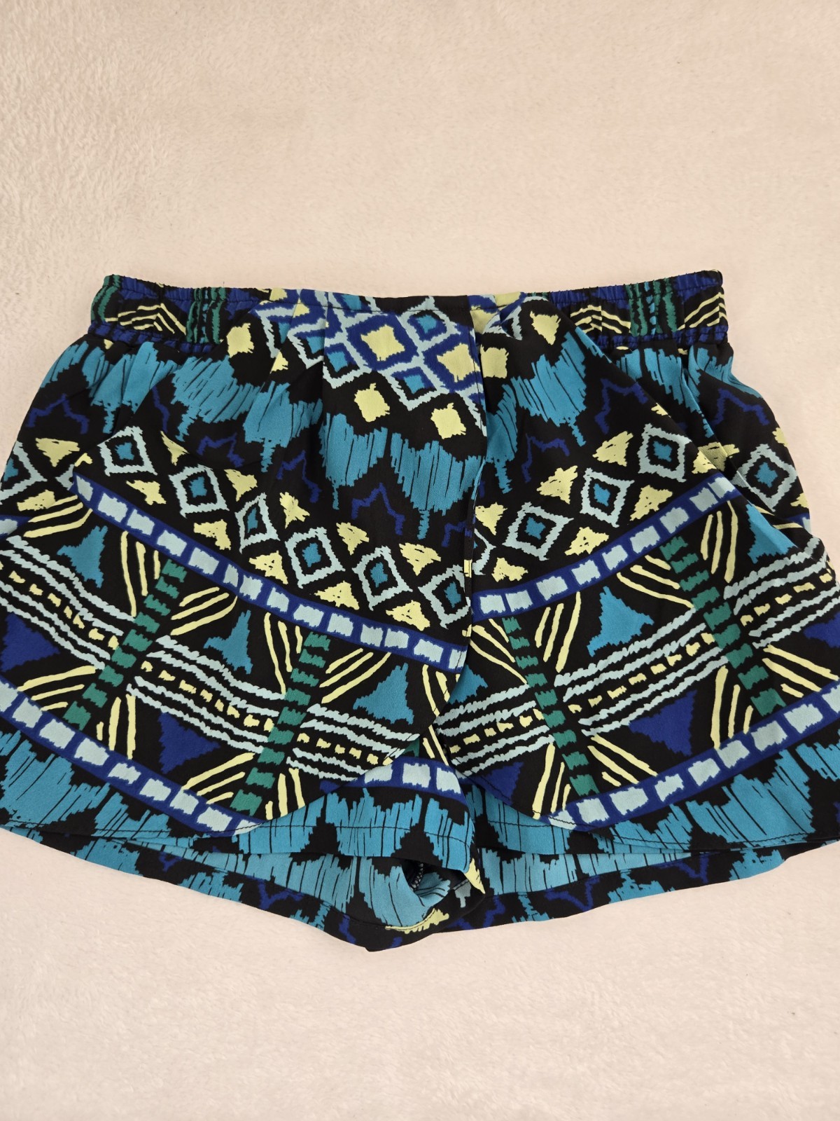 bebe shorts Vibrant geometric pattern - image 3