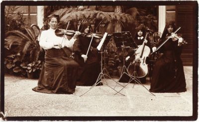 Seltsames Quartett mit drei Nonnen Musiker Musik 1900c Gelatine Silber Foto