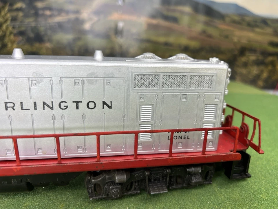 LIONEL POSTWR 2328 BURLINGTON GP-7 DIESEL ENGINE/LOCOMOTIVE FROM 1955-56 - Image 3 of 4