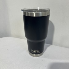 Vaso negro y plateado YETI Rambler 30 oz