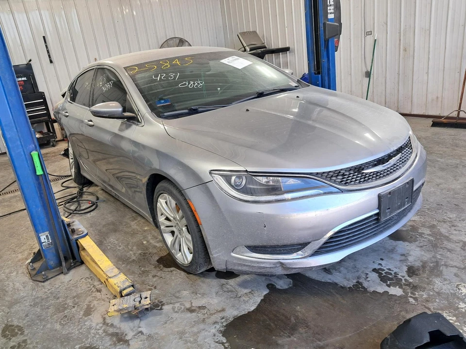 Used Upper Grille fits: 2015 Chrysler 200 Sdn upper dark gray grille chrome moul Foto 2 de 4