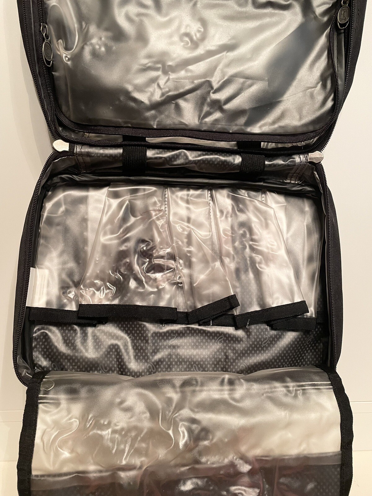 Ricardo Beverly Hills Black Hanging Travel Bag Style 2413 Toiletry