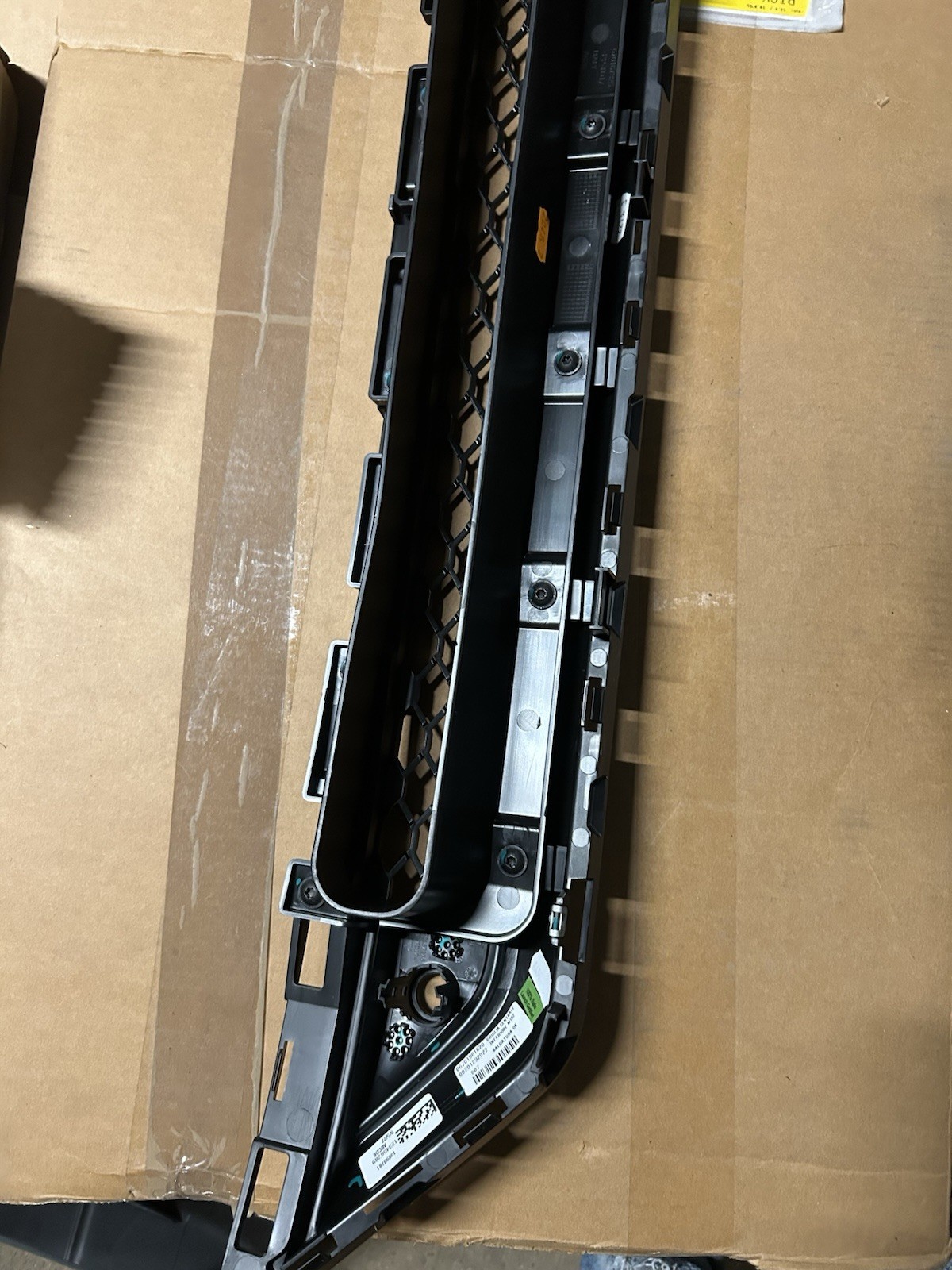 Genuine Maserati Lower Front Bumper Grille 670198182