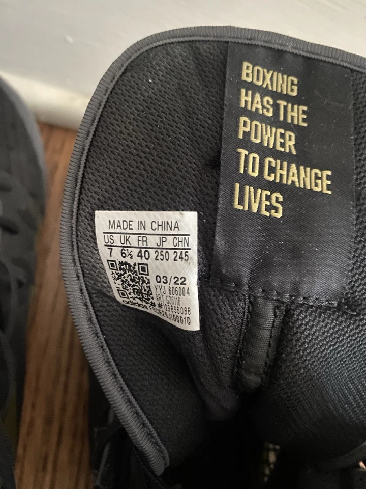 Zapatos de boxeo Adidas negros con rayas doradas para mujer Foto 4 de 4