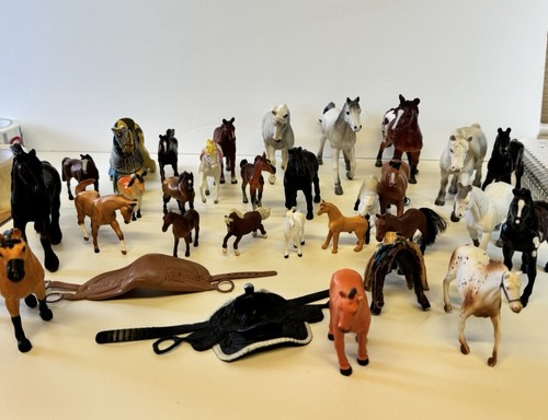 Rear Lot Of 30 Vintage & Modern Toy Plastic Horses- All Brands Great Collection - Picture 2 of 21