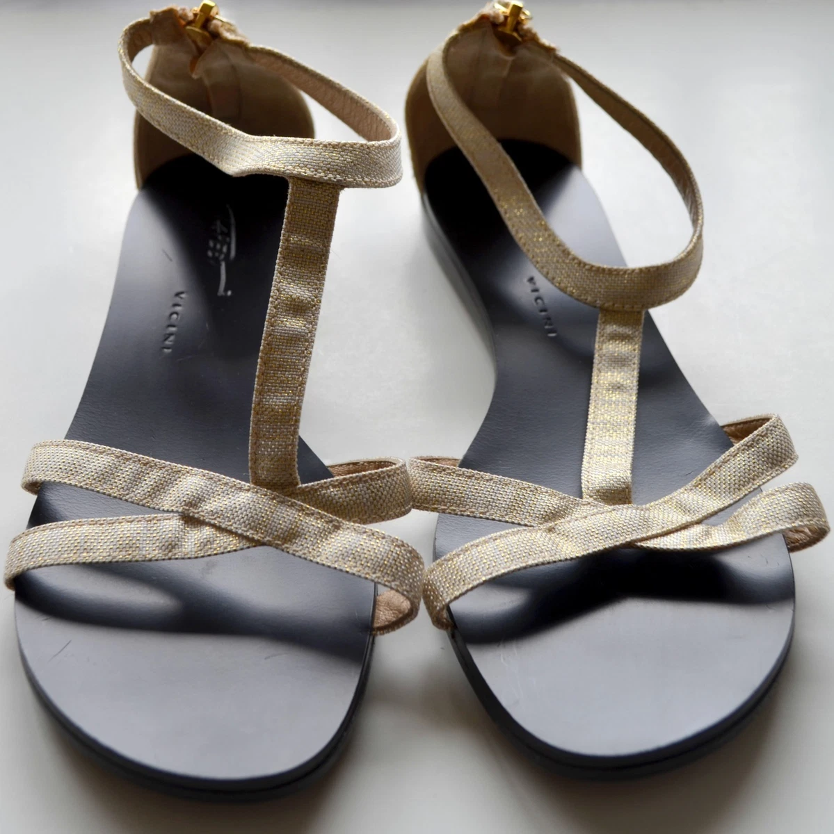 Vicini Tapeet Womens 38 Sandals Ankle Strap Zipper Ivory Gold Flat Strappy Shoe