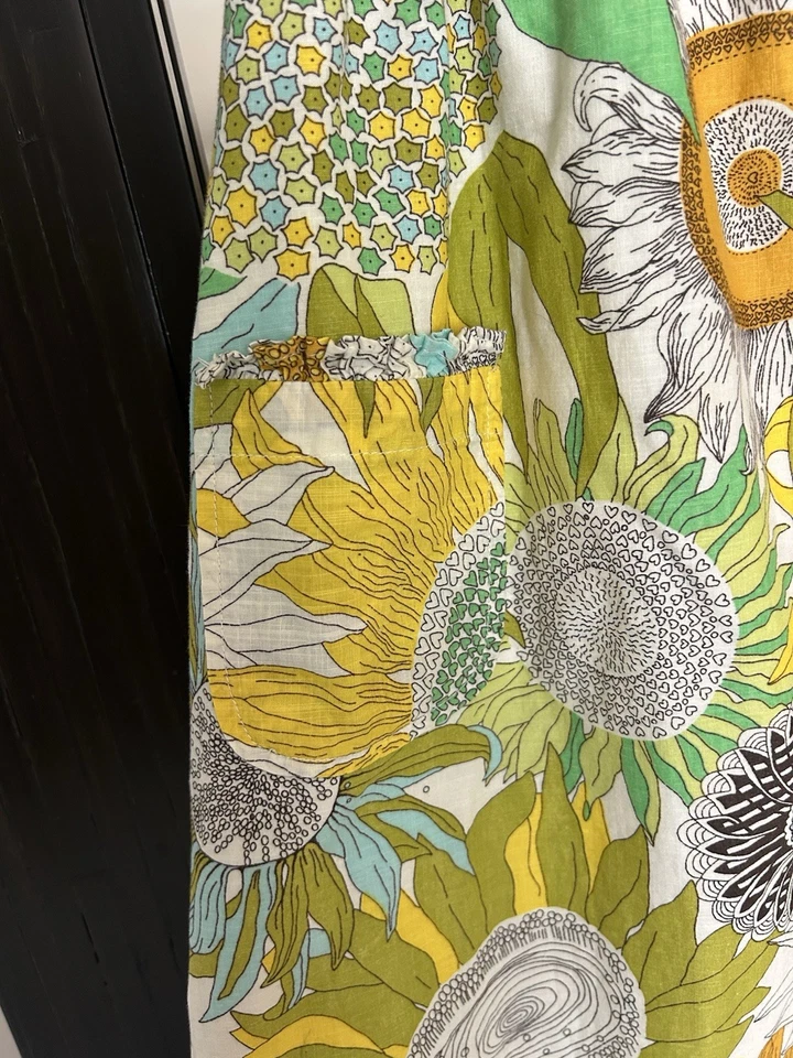 Liberty of London Target Niñas Pequeño Solero Calado Girasol Bolsillos Frontales Foto 2 de 4