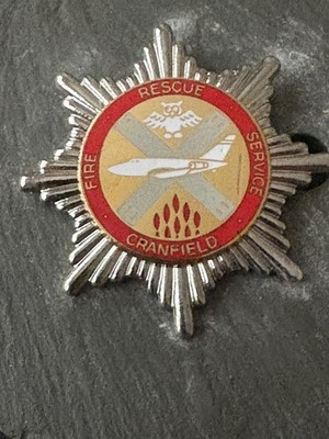 ORIGINAL VERALTETES CRANFIELD FLUGHAFEN FEUERWEHR UND RETTUNGSDIENST MÜTZENABZEICHEN