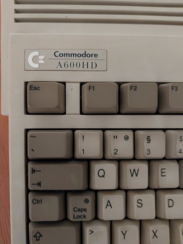 Commodore AMIGA A600 HD, mit Netzteil, Mouse und Disketten - Photo 2/16