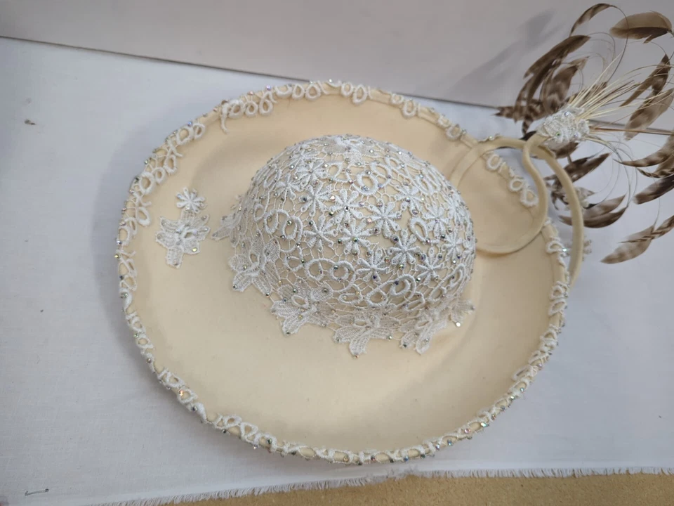 Beige Kentucky Derby Fascinator Crema Sombrero Real Pluma Vacaciones Iglesia Nupcial Foto 3 de 4