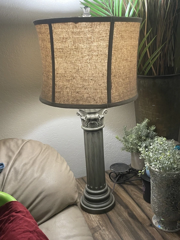 Juego de 2 lámparas de mesita de noche estilo columna corintia lado sala de estar Foto 3 de 4