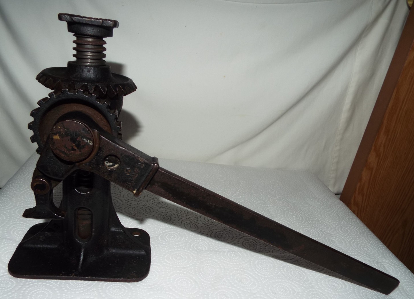 RARE ANTIQUE CAST METAL MODEL-T AUTOMOBILE JACK WITH LIFT BAR B553 READ!!