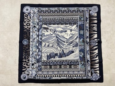 Hermès Seidentuch mit dem Titel La femme aux soelles de wind / 90 / Grau schwarz